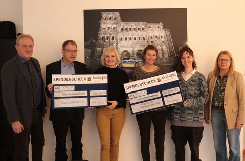 Polizeipräsidentin Anja Rakowski (rechts) mit den Spendenempfängern