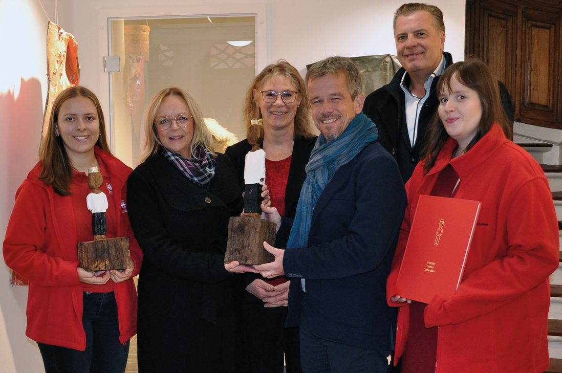 Überreichung des Flutkönigspaars in Bad Münstereifel: (v.li.) Saskia Reder (Fluthilfe Caritasverband Euskirchen), Sabine Preiser-Marian (Bürgermeisterin Stadt Bad Münstereifel, Maria Surges-Brilon (stv. Vorstandsvorsitzende Caritasverband Euskirchen), Martin Jost (Vorstandsvorsitzender Caritasverband Euskirchen), Marc Brucherseifer (Geschäftsführer City Outlet Bad Münstereifel), Mona Dluziak (Fluthilfe Caritasverband Euskirchen)