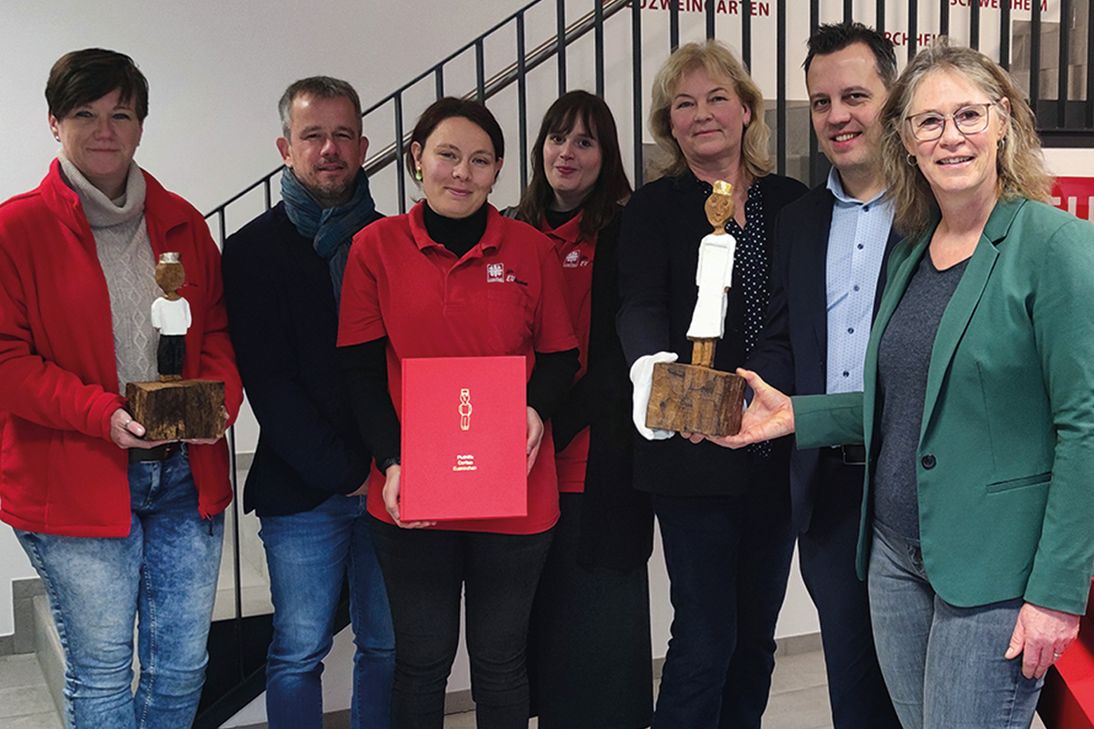 Überreichung des Flutkönigspaars in Bad Münstereifel: (v.li.) Saskia Reder (Fluthilfe Caritasverband Euskirchen), Sabine Preiser-Marian (Bürgermeisterin Stadt Bad Münstereifel, Maria Surges-Brilon (stv. Vorstandsvorsitzende Caritasverband Euskirchen), Martin Jost (Vorstandsvorsitzender Caritasverband Euskirchen), Marc Brucherseifer (Geschäftsführer City Outlet Bad Münstereifel), Mona Dluziak (Fluthilfe Caritasverband Euskirchen)