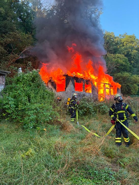 Gartenhaus in Flammen
