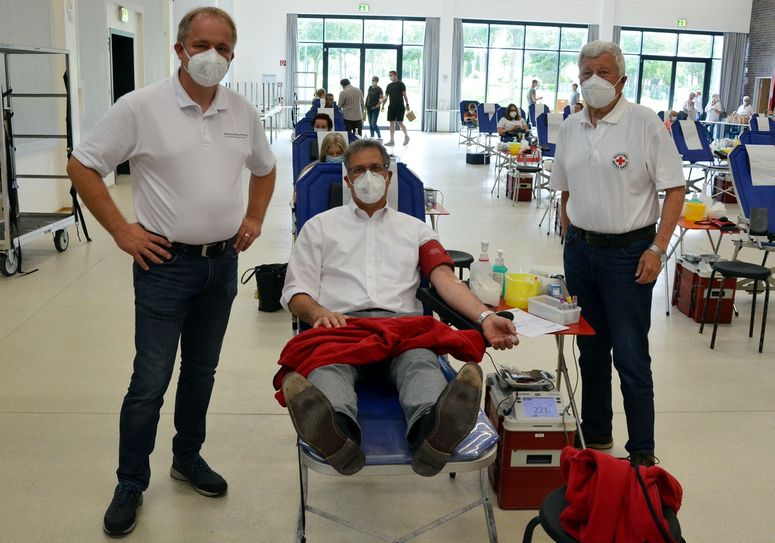 Am Dienstag wurde im Zülpicher Forum wieder fleißig Blut gespendet. Gerade im Sommer ist dies wichtig, weil viele Leute in Urlaub sind, also Spender fehlen, und andererseits im Sommer statistisch viel passiert, bei dem Blutkonserven gebraucht werden. Aus diesem Grund ließ sich der Zülpicher Bürgermeister Ulf Hürtgen (m.) als Schirmherr der jüngsten Blutspende-Aktion auch selbst „anzapfen“, hier mit Rotkreuz-Gemeinschaftsleiter Thomas Heinen (l.) und dem Rot-Kreuz-Ortsvereinsvorsitzenden Lothar Henrich. Foto: Henri Grüger/pp/Agentur ProfiPress