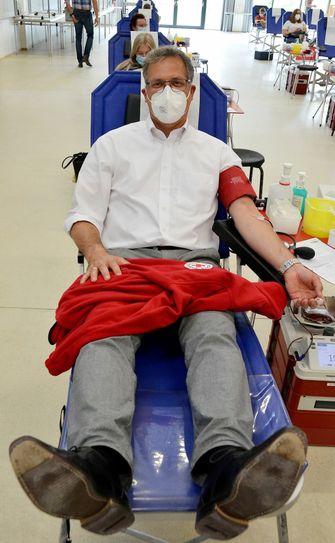 Bürgermeister Ulf Hürtgen hat durch seine Rolle als zweiter Vorsitzender des Ortsvereins einen persönlichen Bezug zum DRK und zur Blutspende. Für ihn ist es „Ehrensache“, sich zwei bis dreimal im Jahr je einen halben Liter Lebenssaft abnehmen zu lassen. Foto: Henri Grüger/pp/Agentur ProfiPress