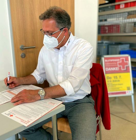 Nachdem zur Sicherheit und Gesundheit aller Beteiligten ein Fragebogen im Vorraum ausgefüllt wurde, steht dem potentiellen Lebensretter Ulf Hürtgen nichts mehr im Wege, sein Blut zu spenden. Foto: Thomas Heinen/DRK/pp/Agentur ProfiPress