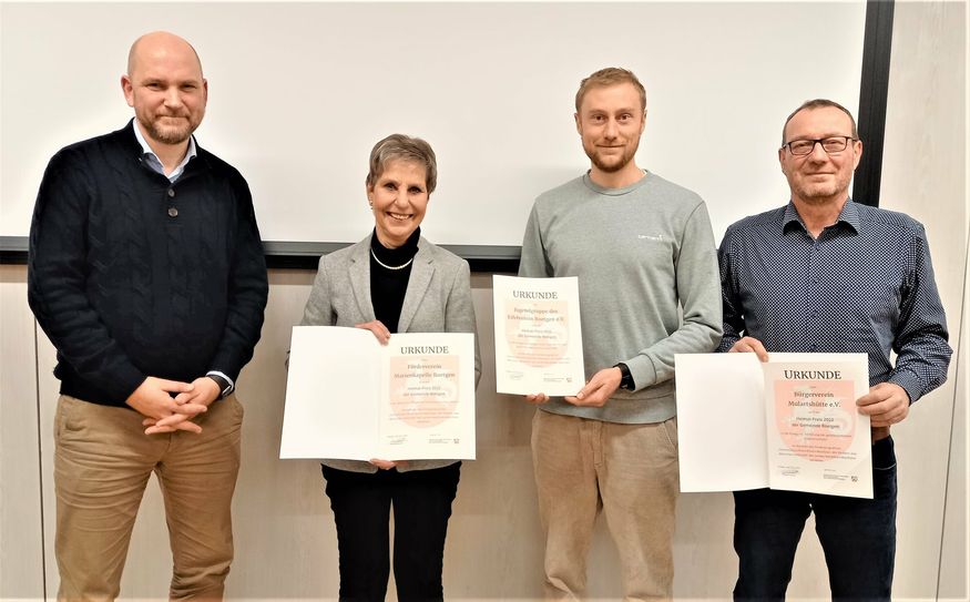 Bürgermeister Jorma Klauss verlieh die Heimatpreise an Marion Behrendt Höhne, Tamino Kleinhöfer und Heinz-Jürgen Gülpen.
