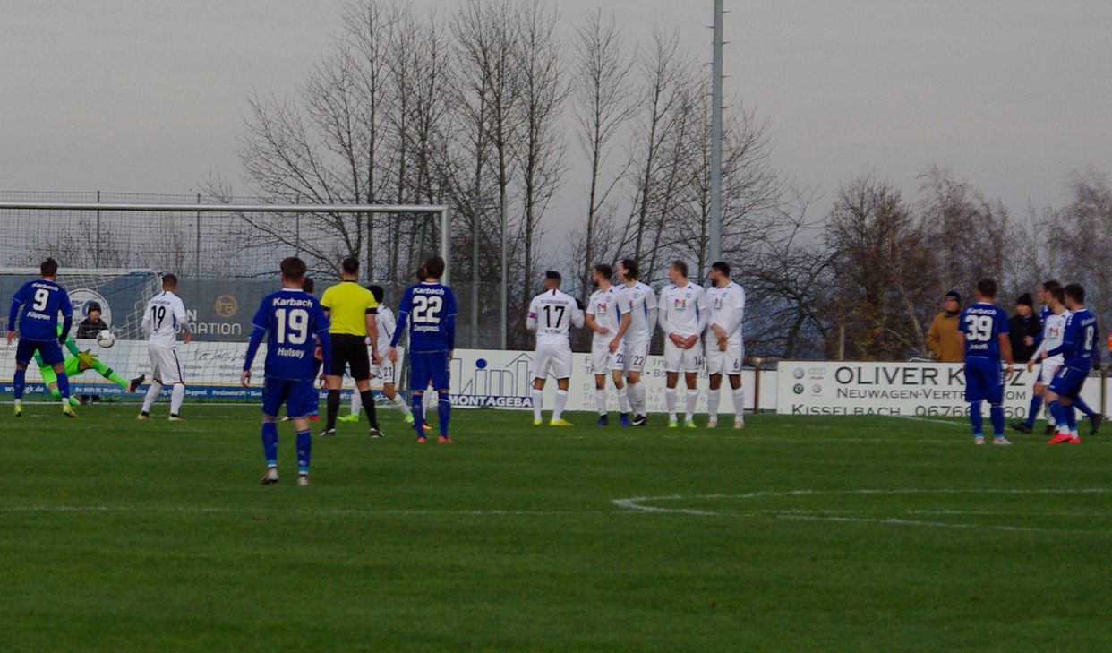Dominik Kunz (rechts, 8) verwandelte einen Freistoß direkt zum einzigen Tor für Karbach. (Foto: Arno Boes)