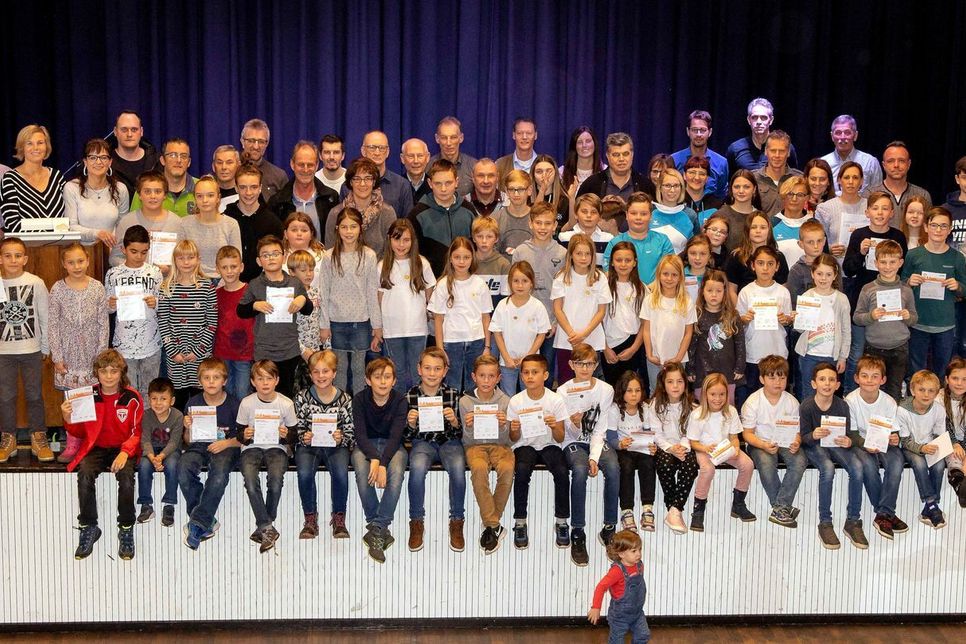 Zahlreiche erfolgreiche Teilnehmer waren zur Verleihung der Sportabzeichen in die Göttenbach-Aula gekommen. Foto: Foto Hosser