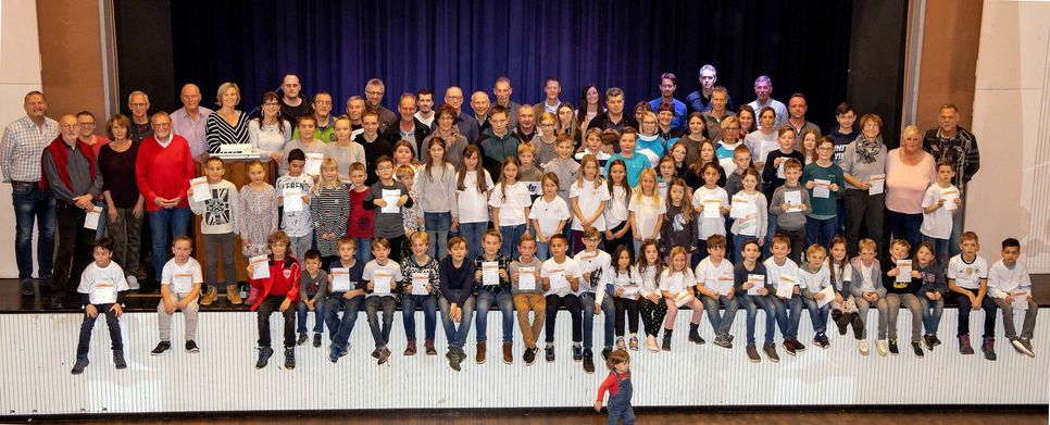 Zahlreiche erfolgreiche Teilnehmer waren zur Verleihung der Sportabzeichen in die Göttenbach-Aula gekommen. Foto: Foto Hosser