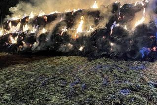 Brennende Rundballen in Heimersheim. Foto: Polizei