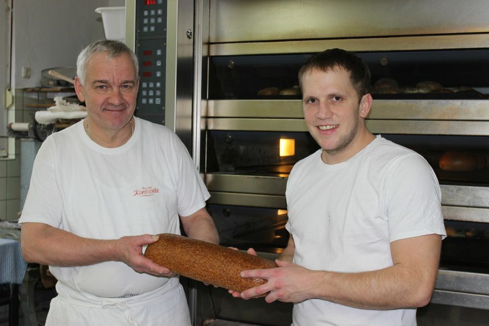 Meinolf Dederichs hat seine Rohrener Bäckerei an Max Rader übergeben. Das Rezept des beliebten Schwarzbrot hat der 29-Jährige übernommen. Fotos: B. Scheffen