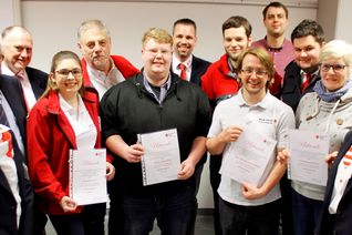 Während der Jahreshauptversammlung wurden die anwesenden aktiven Helfer für ihre Dienste vom Ortsverein geehrt. Foto: pp