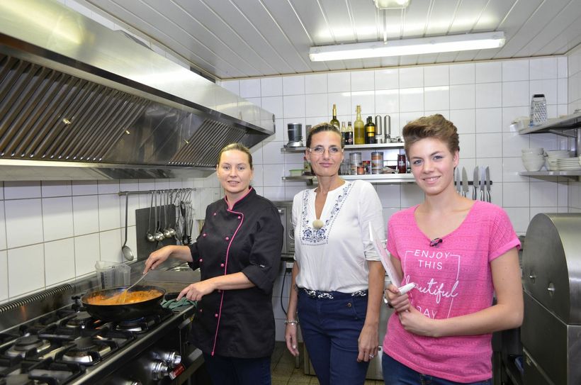 Die Sendung »Mein Lokal, Dein Lokal« ist in der Eifel zu Gast. Mit dabei sind die Gastronomen Achim Schilling (Mitte) und Jan Wingels (2.v.r.) aus dem Eifelkreis Bitburg-Prüm. Foto: Kabel 1