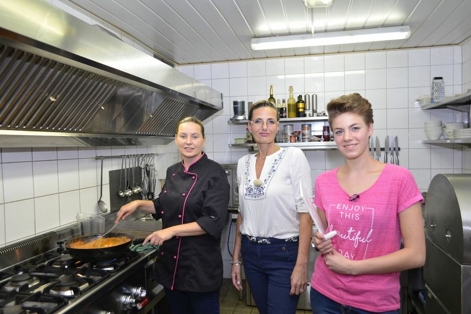 Tanja (v.li.), Isabelle und Robin Lebeau von der Campingschänke in Hellenthal standen vor der Kamera. Ihr Restaurant wurde für die Sendung »Mein Lokal, dein Lokal« auserkoren. Foto: Nielen