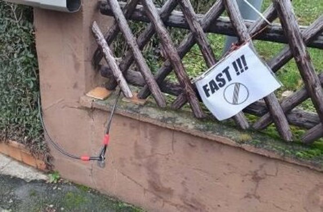 Den "Streetbuddy", der den Verkehr bremsen soll, tauschten die Täter gegen die Aufforderung "FAST!!!".