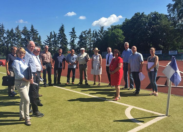 Der Sportausschuss des Landkreises Mayen-Koblenz nahm unter anderem den Kunstrasenplatz in Ochtendung unter die Lupe.