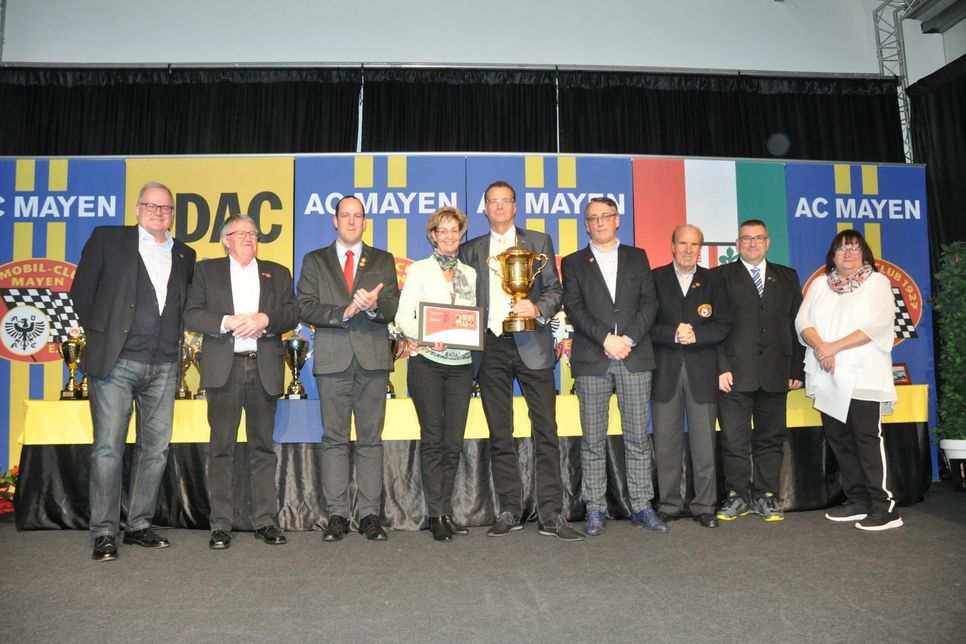 Ralf Fuß wurde nach 29 Jahren Vorstandsarbeit zum Ehren-Sportleiter des AC Mayen ernannt. Im Rahmen der Sportler- und Helferehrung des Clubs erhielt er als Symbol einen historischen Pokal als "Dauerleihgabe".
