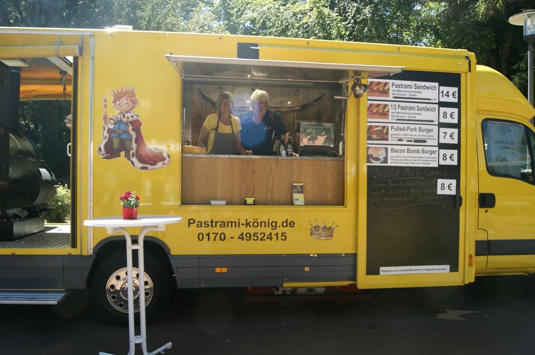 Auf dem Brunnenplatz warteten viele verschiedene Foodtrucks auf die Gäste. Foto: Woltmann