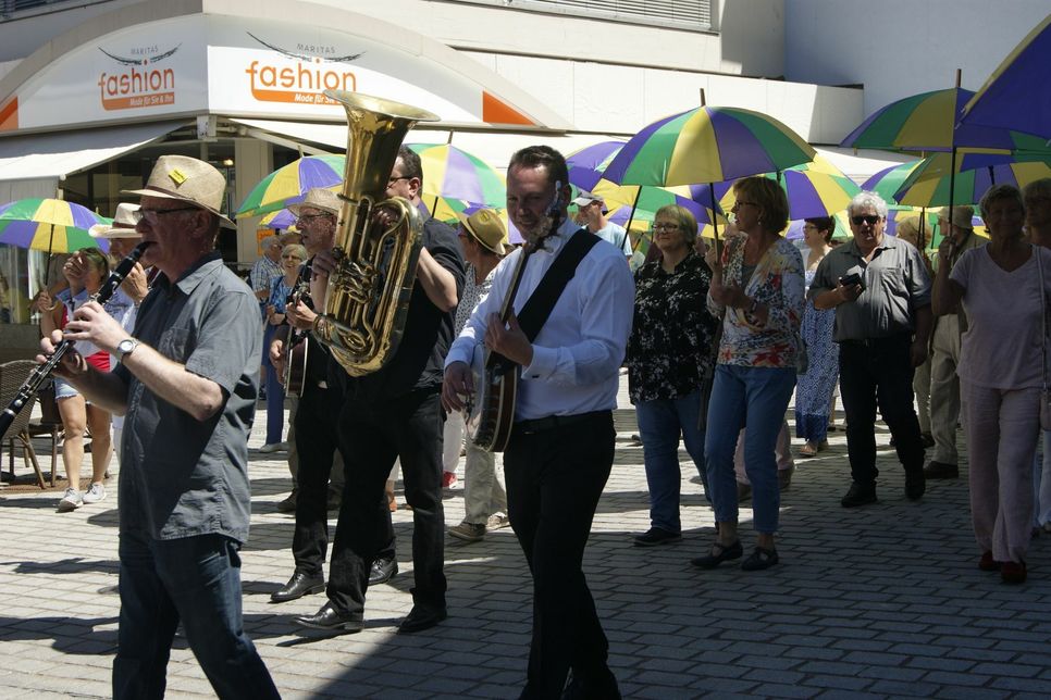 Die »Streetparade« zog musizierend durch Gerolstein. Foto: Woltmann