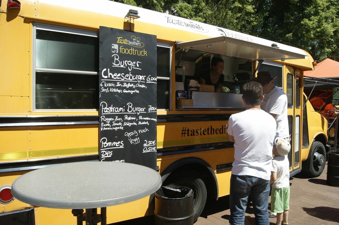 Unter anderem gab es bei dem Streetfood-Festival Burger und Pommes. Foto: Woltmann