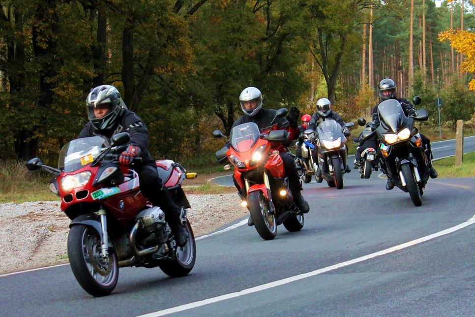 Bei dem Gruppentraining lernen die Teilnehmer den sicheren Umgang mit ihrem Motorrad. Foto: Symbolbild/Archiv