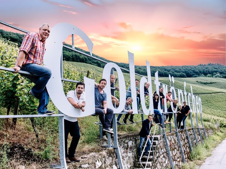 Piesport ist mit 431 ha die größte Weinbaugemeinde der Mosel.  66 ha davon umfasst die Lage Piesporter Goldtröpfchen. Im Bild die beteiligten Winzer. Foto: Jörg Kinn