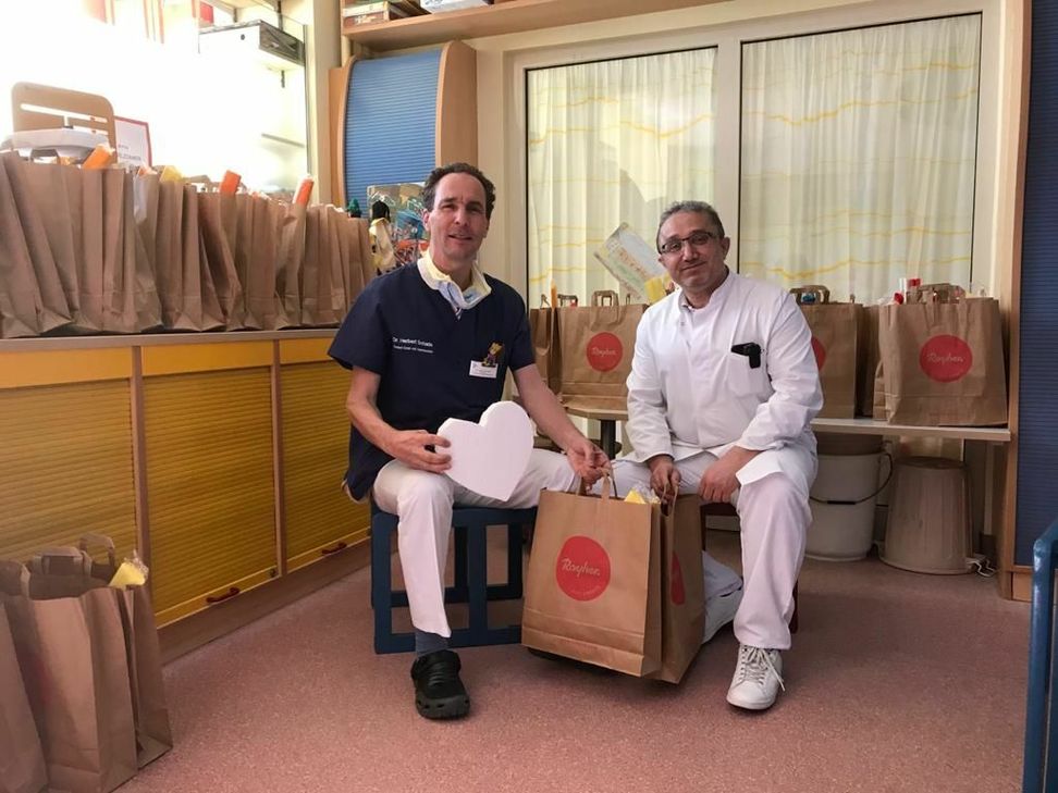 Die Chefärzte der Kinderklinik, Dr. Herbert Schade und Wael Shabanah, werden als Boten tätig.