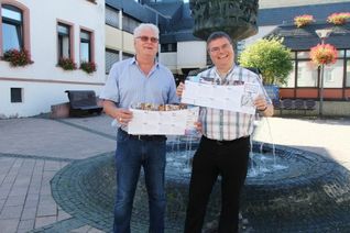 Stadtbürgermeister Mathias Queck (re.) und sein Beigeordneter Willi Auler präsentieren das Programm des zweiten Teils von Kultur(er)Leben.  Foto: Fischer