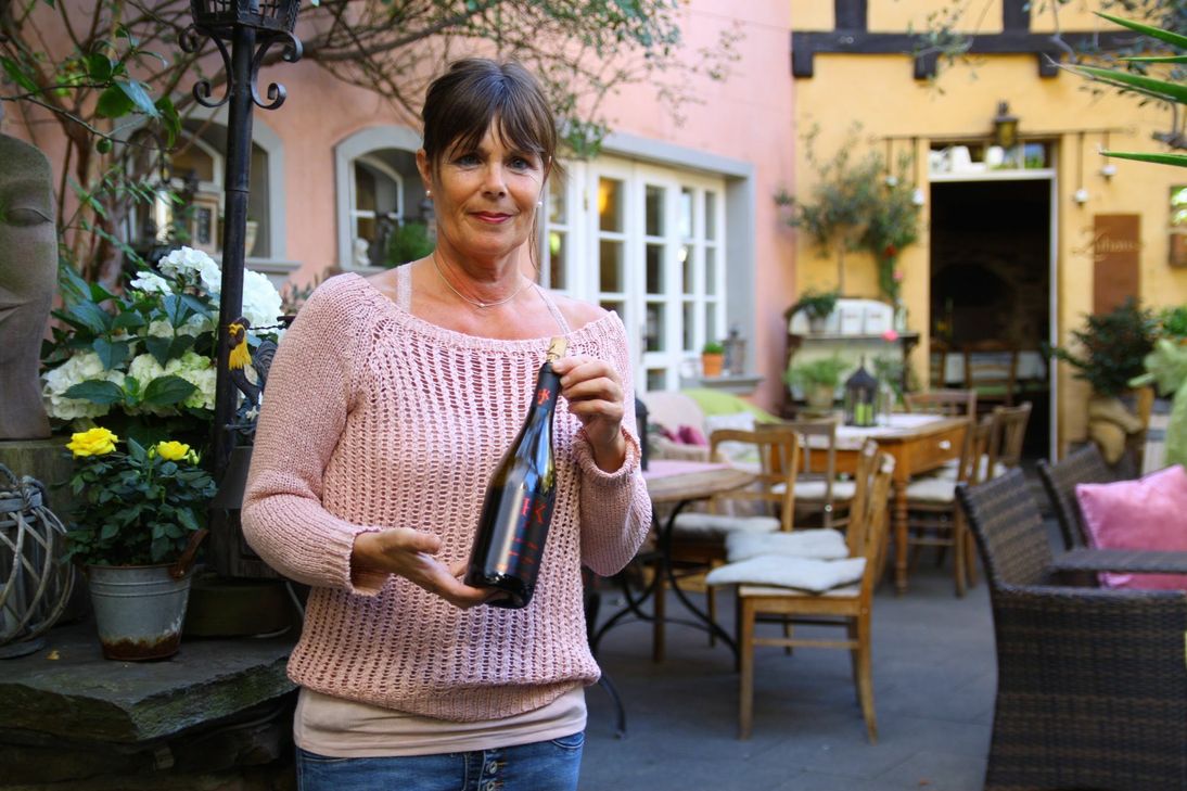 Irma Kreuzberg bietet in ihrem Burggarten in Dernau eigene Weine und kleine Speisen. Foto: Nolden
