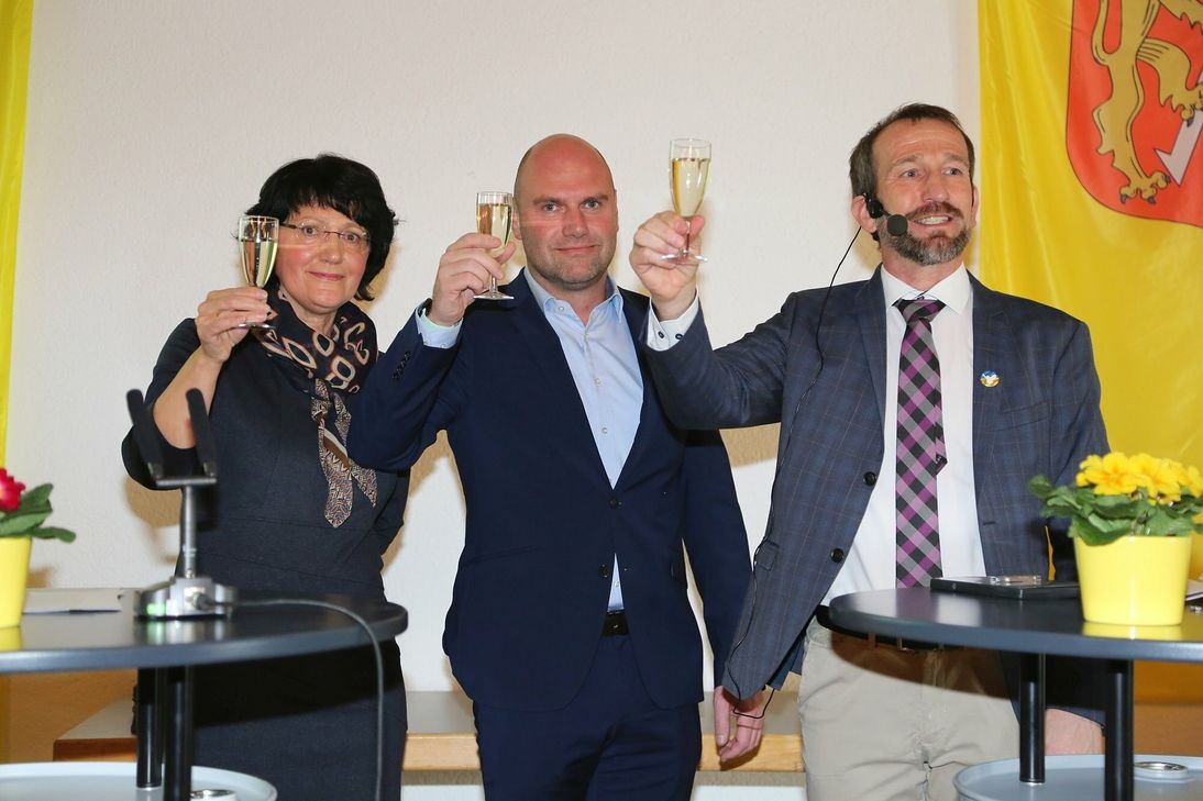 Hoch die Tassen beim Neujahrsempfang in Kirn. V.l.: Cornela Dhonau-Wehner und Gunnar Venter (Gewerbeverein "Klar"), VG- Bürgermeister Thomas Jung.