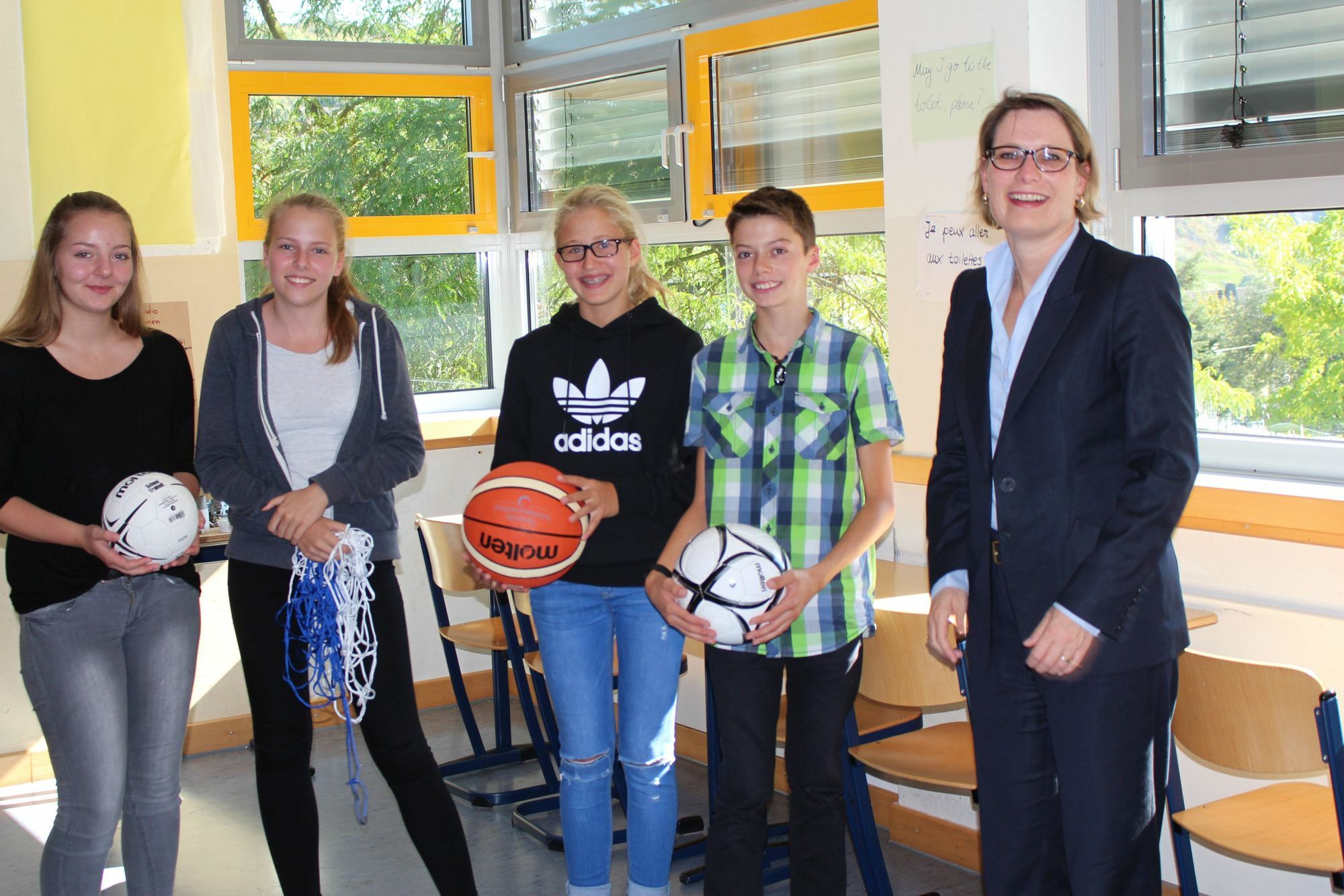 Bildungsministerin Dr. Stefanie Hubig mit Schülerinnen der Schülervertretung.
