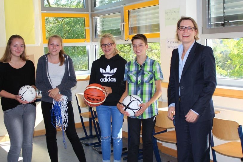 Bildungsministerin Dr. Stefanie Hubig mit Schülerinnen der Schülervertretung.