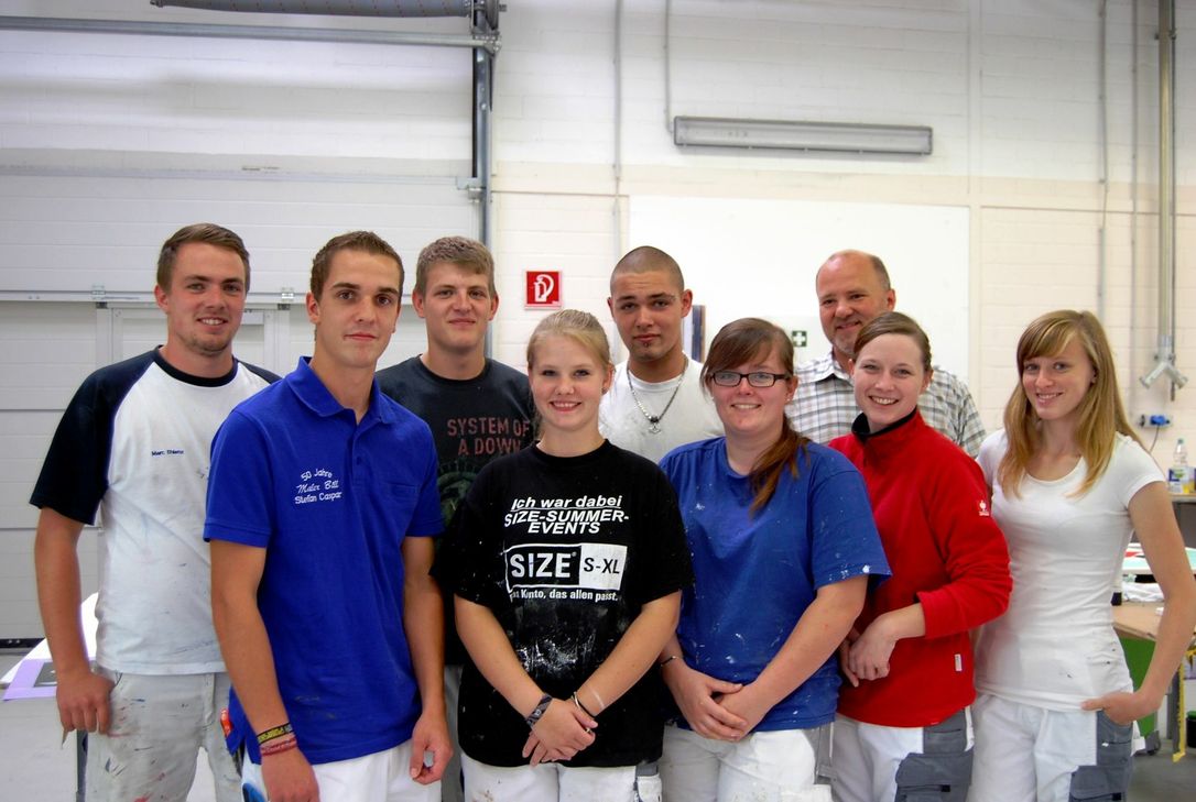 Rekordbeteiligung: Im Maler- und Lackierer-Handwerk gingen beim Kammerwettbewerb acht Gesellen an den Start. Erste Kammersiegerin wurde Lena Weber aus Gindorf (2. v. r.). Das Bild zeigt die Gruppe in der Handwerkskammer mit HWK-Ausbildungsmeister Thorsten Bauerfeld (hinten rechts). Foto: FF