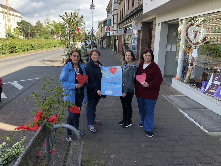 Nicht nur sie sorgten für ein buntes Mechernich: Petra Himmrich (v.li.), Margret Eich sowie Heike und Barbara Massong. Übrigens: Die sechsjährige Isabel Massong hatte fleißig geholfen, die 50 roten Herzen zu basteln, welche die Maibäume ebenfalls verschönten. mn-Foto