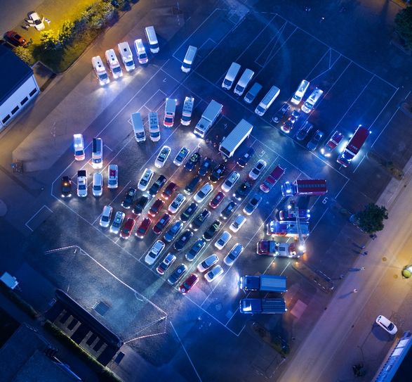 Die drei Luftaufnahmen zeigen die außergewöhnlichen Corona-Dankes-Aktion im Autokino Simmern am Samstagabend. (Fotos: HEIMAT EUROPA Filmfestspiele)