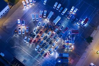 Die drei Luftaufnahmen zeigen die außergewöhnlichen Corona-Dankes-Aktion im Autokino Simmern am Samstagabend. (Fotos: HEIMAT EUROPA Filmfestspiele)