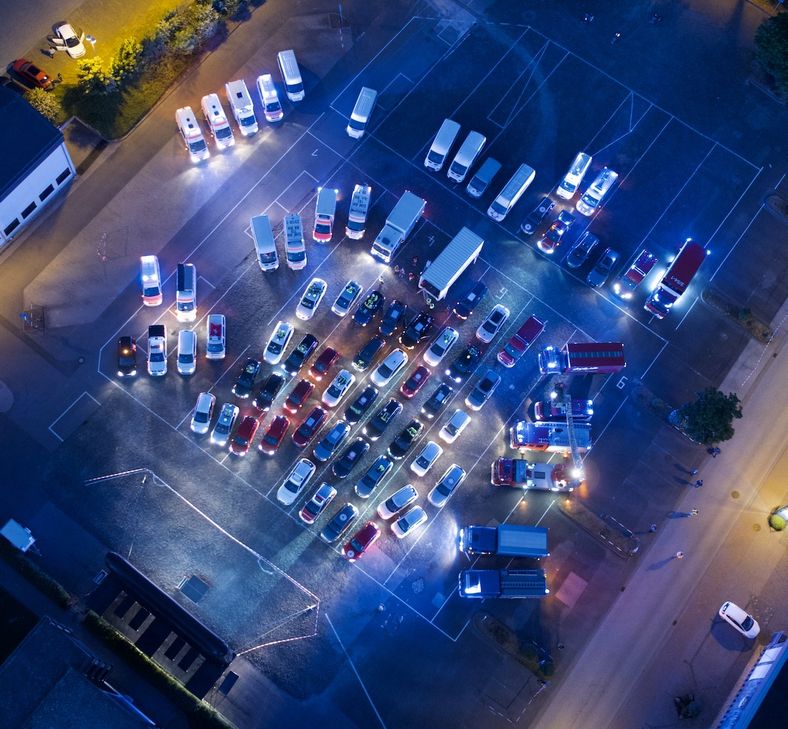 Die drei Luftaufnahmen zeigen die außergewöhnlichen Corona-Dankes-Aktion im Autokino Simmern am Samstagabend. (Fotos: HEIMAT EUROPA Filmfestspiele)
