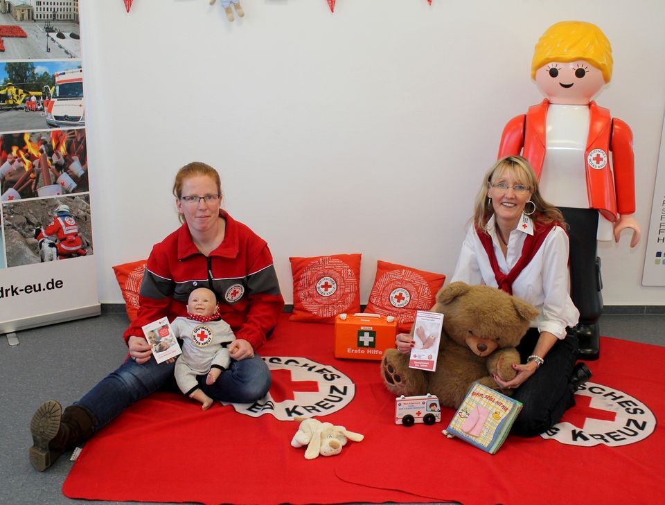 Dozentin Melanie Kötter (l.) und Familienbildungs-Leiterin Heike Iven stellten den neuen Kursus aus dem Landesprogramm Elternstart NRW vor, der jetzt starten soll. Foto: Thomas Schmitz/pp/Agentur ProfiPress