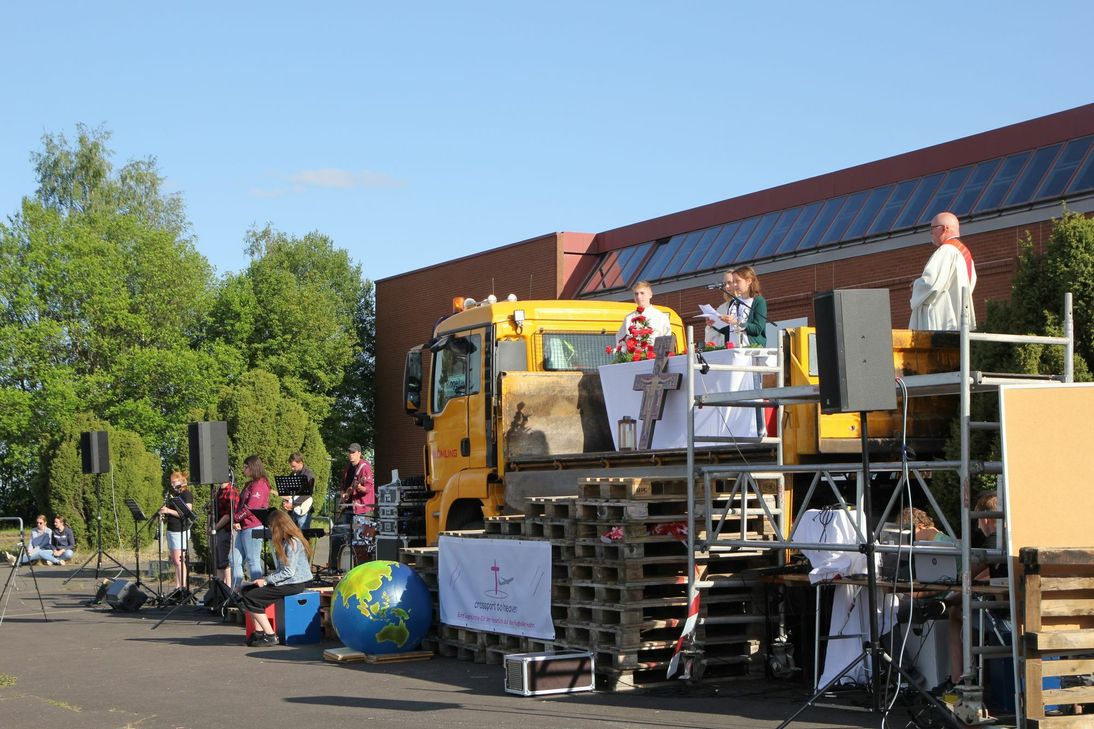 Gemeinschaft erleben und uns dennoch schützen, war die Einstellung, die den ersten Autogottesdienst auf dem Flughafen Hahn prägte. Die zweite Auflage findet an der Jahnhalle in Büchenbeuren statt.