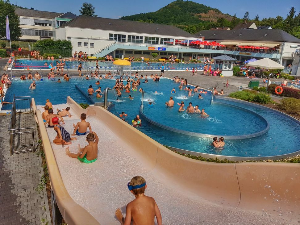 Solche Szenen waren in diesem Jahr im Jahndbad noch nicht möglich. Ob sich das noch ändert? Foto: Sebastian Schmitt