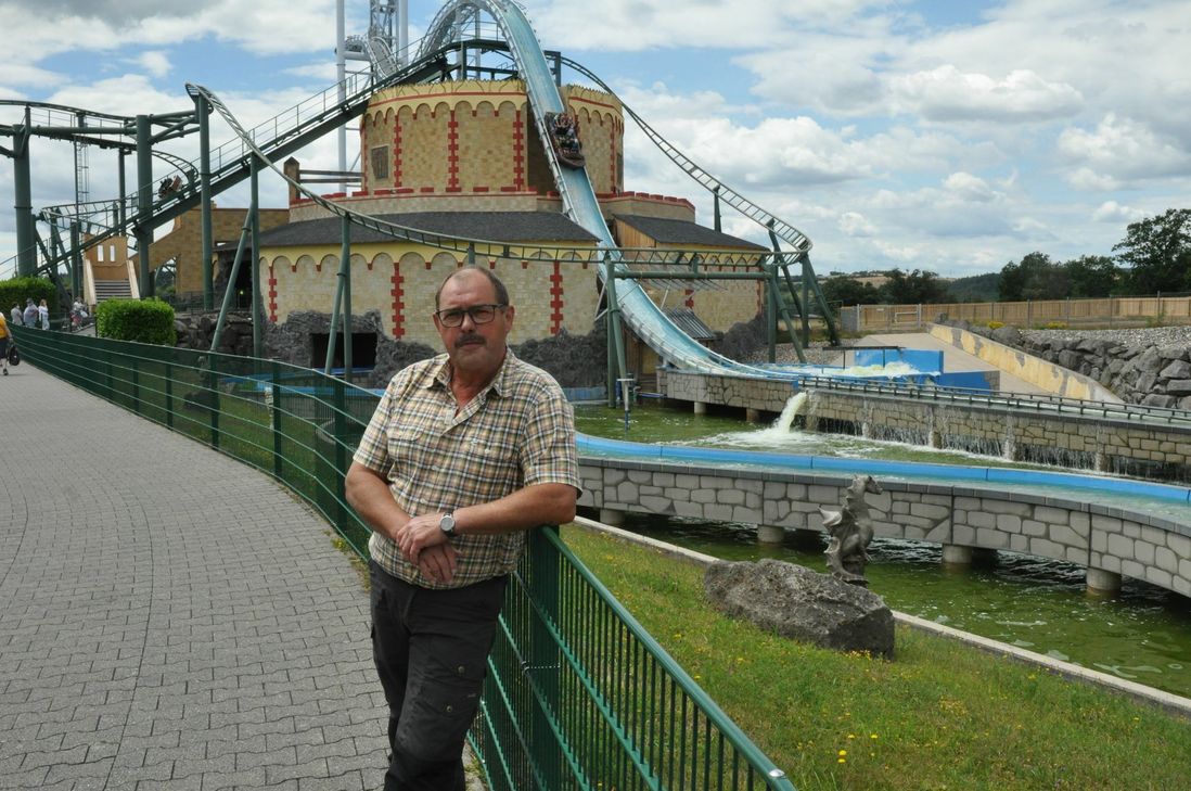 Hubert Hennes an Attraktionen des "Klotti"-Parks: Wildwasser- und Achterbahn, die jetzt von einer interaktiven Indoor-Bahn ergänzt werden.