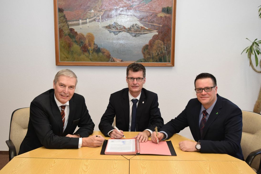 Ziehen an einem Strang: Udo Meister, Jan Lembach und Rolf Hartmann bei der Vertragsunterzeichnung zur interkommunalen Zusammenarbeit. Foto: Aw