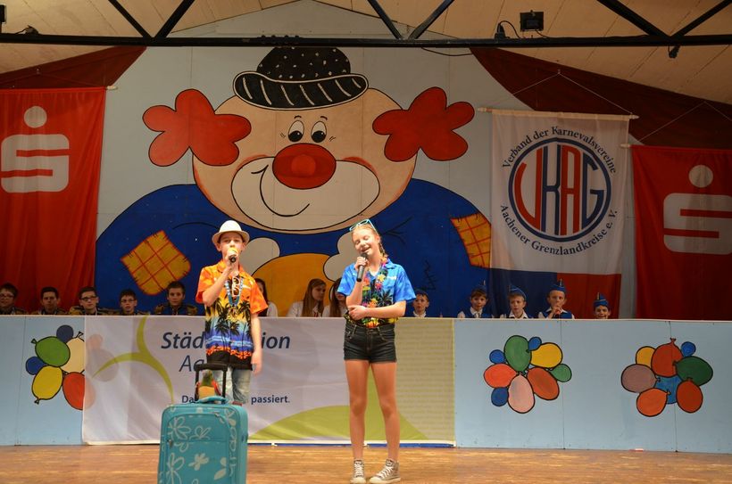 Gelungenes Heimspiel vor großer Kulisse: Beim Kinderprinzenempfang der Städteregion Aachen im Vorjahr begeisterten Jana Classen (r.) und Nico Wollgarten das Publikum in der Höfener Vereinshalle mit ihrer spaßigen und pointierten Büttenrede. Und auch beim diesjährigen Treffen im niederländischen Gulpen betreten die »Kiddies ausm Dorf« wieder die große Bühne.