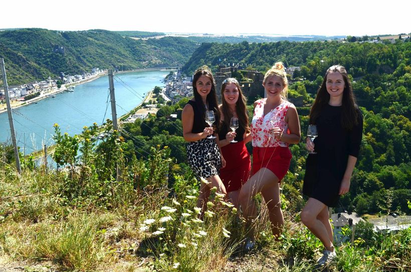 Blick auf den Rhein bei St. Goar (v.l.): Carolin Hillenbrand, Marie Dillenburger, Julia Böcklen und Wiebke Nohr. Auf der Leutesdorfer Weinbergsschaukel ist auch Johanna König (2.v.l.) zu sehen. (Fotos: Mittelrhein Wein e.V.)
