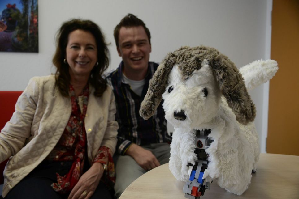 Roboterhund »Barney« wurde von Roswitha Schütt-Gerhards und Niclas Jansen vorgestellt. mn-Foto