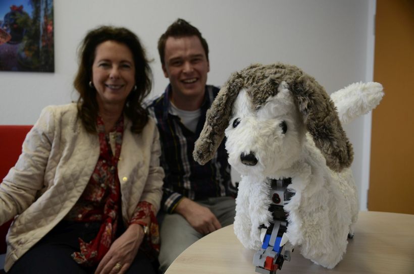 Roboterhund »Barney« wurde von Roswitha Schütt-Gerhards und Niclas Jansen vorgestellt. mn-Foto