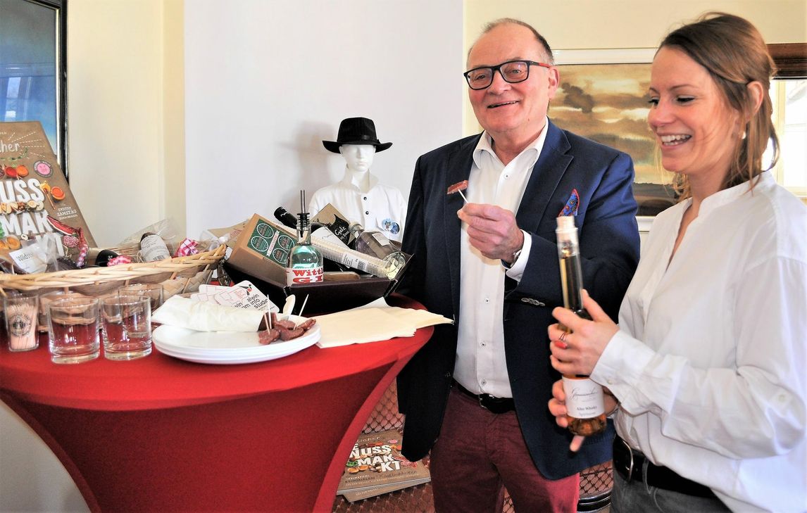 Der »Wittlicher Genussmarkt« soll Einheimische und Touristen anlocken. Hans Gelz (li.) und Verena Kartz (re.) schauen sich einen Teil der Auswahl schon mal an.    Foto: S. Stieren