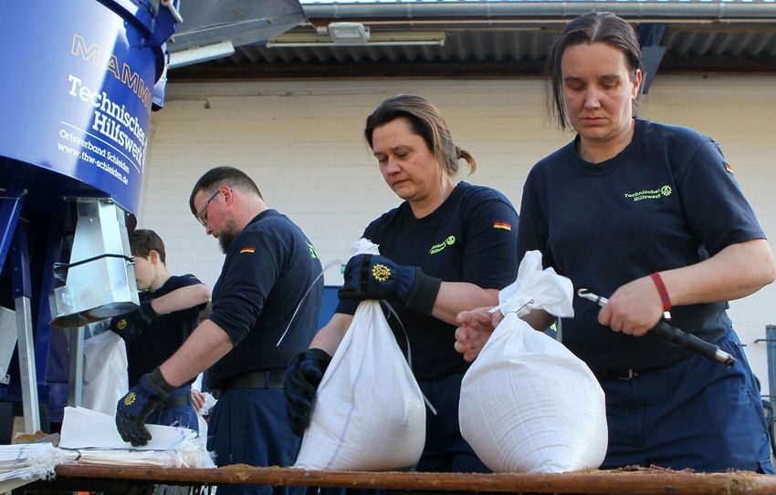 Nach dem Abfüllen müssen Sandsäcke an den Stationen verschlossen werden.  Foto: Paul Düster