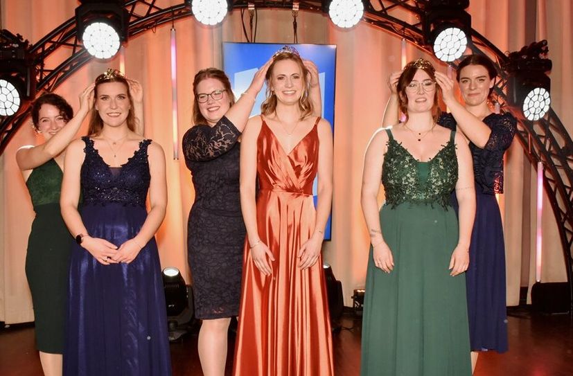 Die bisherigen Naheweinmajestäten (hinten v. l.) Aileen Süß, Sophia Semus und Sofia Forster setzen ihren Nachfolgerinnen (vorne von l.) Tina Anheuser, Christina Schwarz und Johanna Lorenz die Krönchen auf.