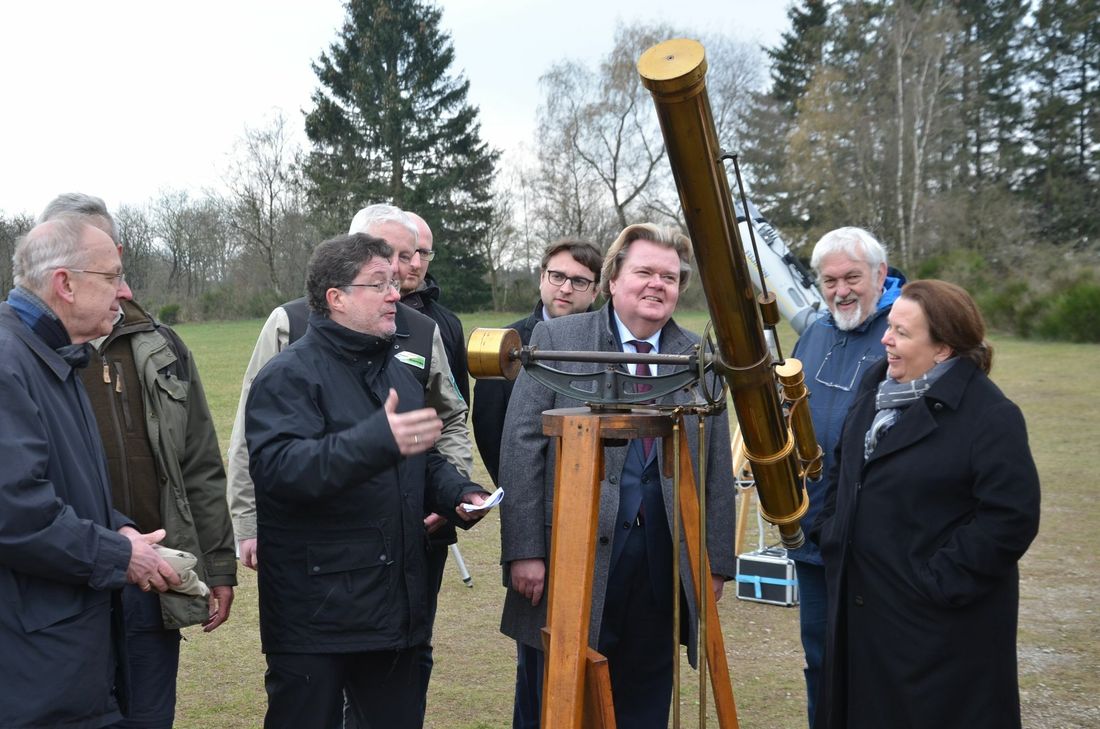 Fachsimpeln am Teleskop: Harald Bardenhagen (3.v.l.) führt NRW-Umweltministerin Ursula Heinen-Esser (r.) in die Geheimnisse des Nachthimmels über der Eifel ein. Foto: T. Förster