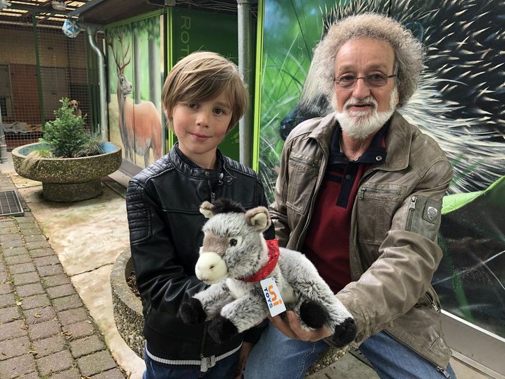 Karl Muttschall (v.li.) freut sich über den Esel Kasimir, den er aus den Händen von Rainer Bauer erhielt. Das Stofftier wird als Maskottchen verkauft, der Erlös geht in den Bau des neuen Hundehauses. mn-Foto