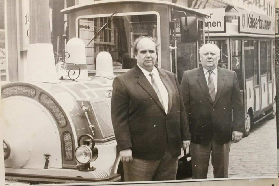 Ließen in Monschau die Bimmelbahn fahren: Erich (links) und Hans Lennartz sind stolz auf ihr Gefährt.